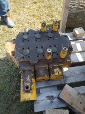 Hydraulický rozvaděč Volvo - 2