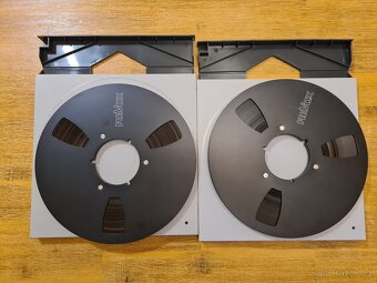 Dvě černé ALU cívky Revox s páskou Revox v archivboxu Revox - 2