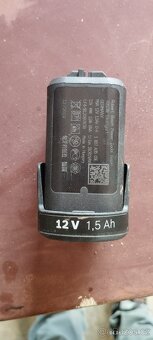 Prodám baterii a nabijecku BOSCH 12V 1,5 A - 2