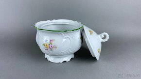 Porcelánová dóza s víčkem, zdobená květinami - 2