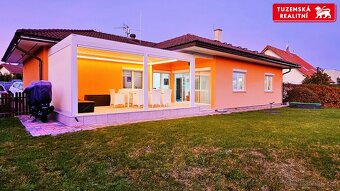 Zánovní bungalov 5+kk s garáží, se zahradou a velkou krytou  - 2
