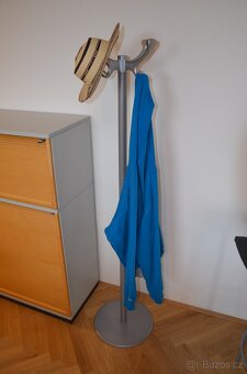 PRODÁM věšák na oblečení kovový šedý - 2