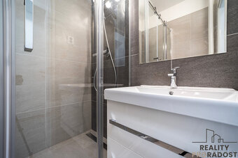 Pronájem bytu 2+1 po kompletní rekonstrukci s balkónem na ul - 2