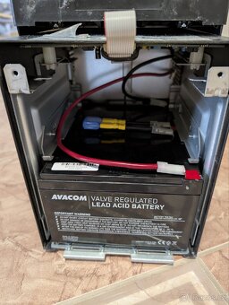 Záložní zdroj APC Smart-UPS 1000 (úplně nový aku) - 2