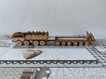 Nový dřevěný model vojenské Tatry 813 8x8 Kolos s přívěsem - 2