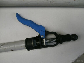 Teleskopická rozpěrná tyč starší za 100 kč. - 2