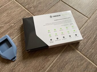 Hardware peněženka Trezor T (krypto peněženka) - 2