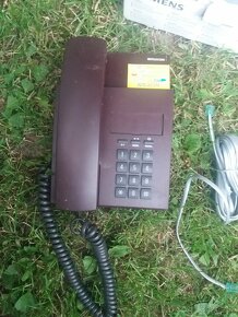 starý tlačítkový telefon - 2