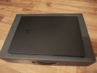 Asus Zenbook OLED - Top stav - 2