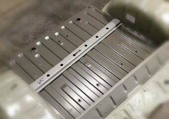 Podlaha kufru Suzuki Samurai. - 2