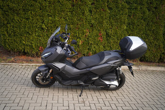 garážovaný motocykl Honda ADV 350 s kufrem - 2