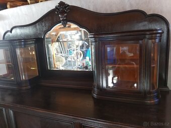 Starožitná komoda-bufet. - 2