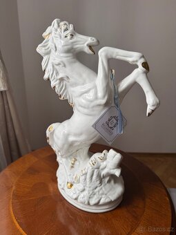 Keramická glazovaná soška koně se zlacenými prvky - 2