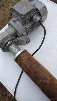 Motor se snekovym prevodem - 2