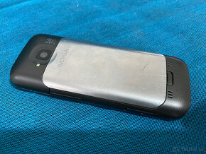 Klasický tlačítkový mobilní telefon Nokia C5-00 - 2