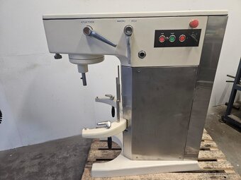 Univerzálni míchač těsta ROBOT RE 22 - 2