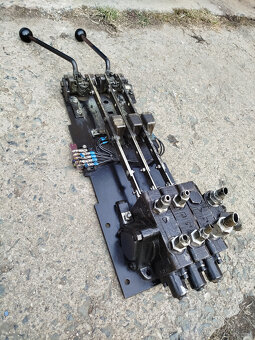 hydraulický třísekční rozvaděč - 2