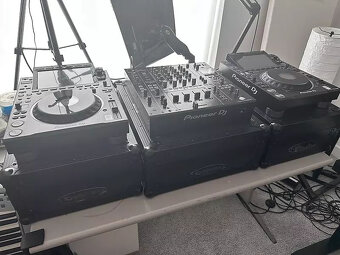 Multiplayer CDJ-3000 DJ s mixážním pultem DJM-A9 a kufry - 2