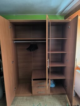 Šatní skříň se zrcadlem - 2
