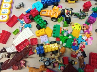 Mix hraček – LEGO, autíčka, figurky, knížka, dřevo - 2