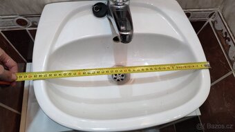 Umyvadlová skříňka a umyvadlo - 2