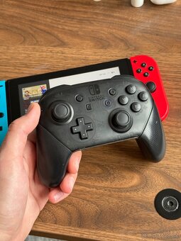 Prodám Nintendo Switch + ovladač - 2