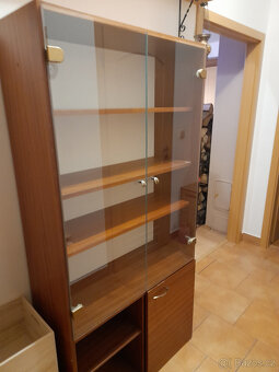 PRODÁM PROSKLENOU VITRÍNU - 2