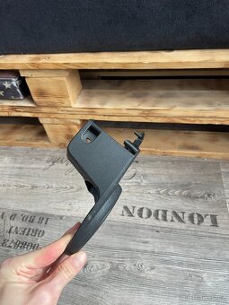 Kryt boční strany sedačky (u bezpečnostního pásu) - 2