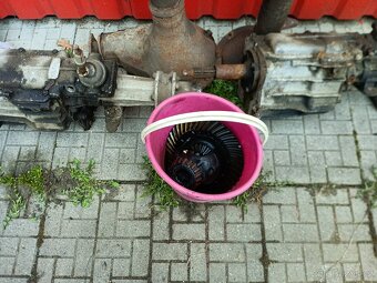 Motor zadní nápravu, 2 převodovky a jiné díly Volha 24 - 2