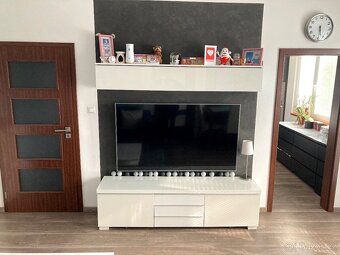 Prodám TV spolek + knihovnu - 2