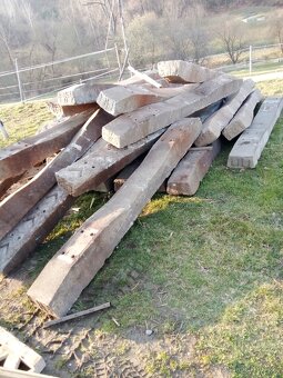 Peníze šetří betonové kusy délka cca 2,4m - 2