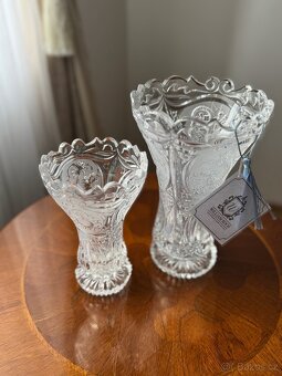 Křišťálové broušené vázy s květinovým motivem - 2