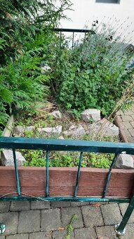 Stará kovová postel s truhlikem na bylinky dekorace - 2