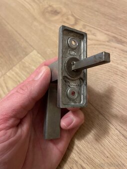 Okenní klika puloliva - 2