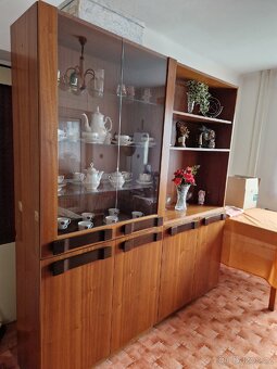 Obývací stěna s policemi a vitrínou - 2