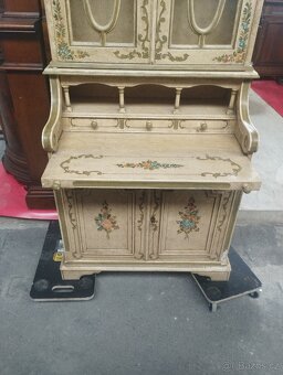 Světla malovaná skříň - 2