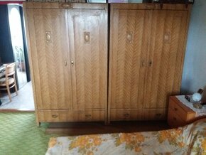 Prodám dvě starožitné ložnicové skříně - 2