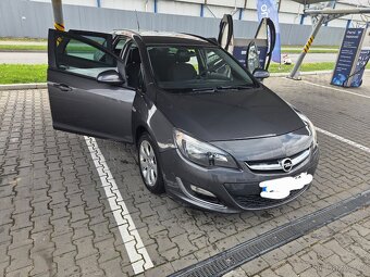 Opel Astra spots tourer 16v benzín - 2