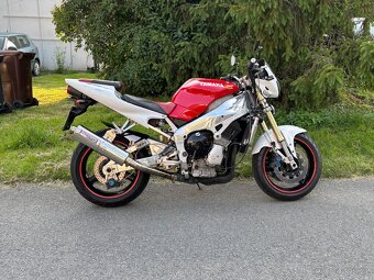 Yamaha R1 - 2