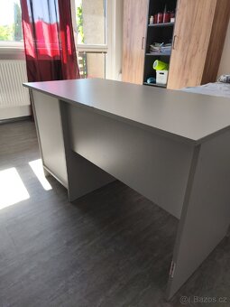 Zachovalý psací stůl, skříňka se šuplíky a nástěnka - 2