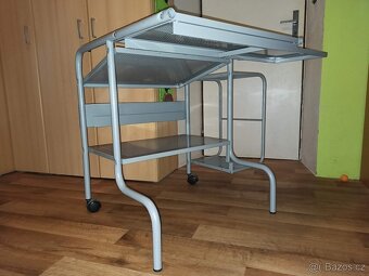 Prodám kovový PC stolek ikea, šedé barvy. Lehký, s kolečky - 2