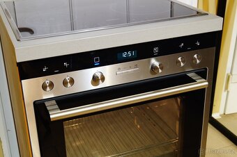 Siemens nerezový vestavný sporák HE33BD550, vyjížděcí dveře - 2
