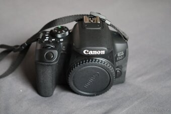 Canon EOS 850D jako nový - 2