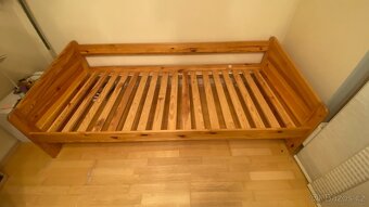 Jednolůžková dřevěná postel – ideální pro hosta nebo děti - 2