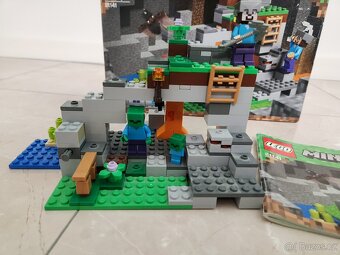 LEGO® Minecraft® 21141 Jeskyně se zombie - 2