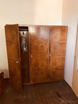 Prodej starožitných skříní a zrcadlové stěny - 2