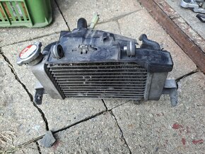 Díly Yamaha YZF-R125 chladič, airbox, stupačky a další - 2