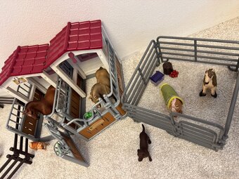 Schleich koně - dvě stáje a dva výběhy s příslušenstvím - 2