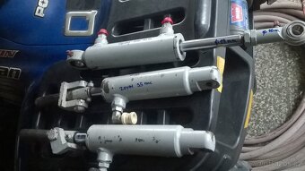 Prodám hydraulické válce 2 kusy - 2
