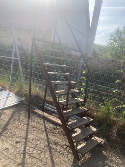 Schodiště se zábradlím DŘEVĚNÉ NÁŠLAPY - 2